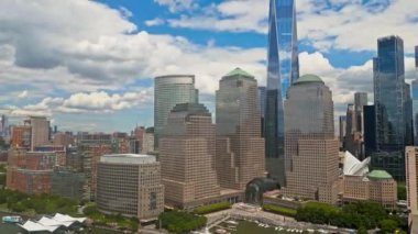Mavi gökyüzü ile New York City Skyline. Amerikan Kentsel Gökdelenleri dramatik bulutların yakınında. New York City silueti, ABD 'de Manhattan şehri manzarası. Manhattan 'da panoramik manzara. NYC, ABD