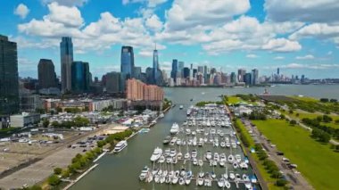 Kentsel gökdelenleri ve yatları olan New York City gökdelenleri. New York City silueti, ABD 'de Manhattan şehri manzarası. Manhattan 'da panoramik manzara. New York Limanı