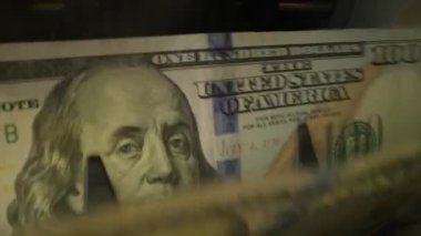 Para sayma makinesini kapat. 100 dolarlık banknotların banknotları. Para sayma makinesi, yatırım bankacılığı, nakit işlem konsepti. Maliye, para birimi ve kriz krizi