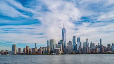 New York Gökyüzü zaman çizelgesi. Manhattan 'ın göbeğinde hareket eden bulutlarla birlikte ABD New York şehri silueti. New York, New York ve Manhattan 'da zaman aşımı. Amerikan şehri. New York Manhattan silueti New Jersey 'den