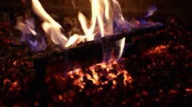 Şöminede yangın var. Yanan alev. Siyah üzerine ateş yak. Yanan kaplama tasarımı. Alevler arka planı kaplıyor. Yanan ateş. Fırın şöminesi. Şömine için kömür odunu ısıt. Ateş kıvılcımlar