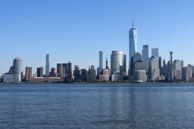 New York, Birleşik Devletler. Manhattan 'ın ortasındaki New York şehrinin silüeti. ABD, New York, New York, Manhattan. Amerikan büyük şehri. Aşağı Manhattan silueti. New Jersey 'den New York. Manhattan şehir merkezi.