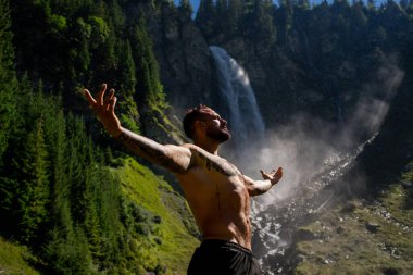 Turistler nefes alır ve doğada dinlenir. Meditasyon, ruhsal sağlık. Sakin, atlet ve çevrede özgürlük. Eğitimli farkındalık. Doğada rahat bir adam. Özgürlük ve mutluluk yaşam tarzı