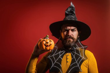 Balkabaklı Cadılar Bayramı adamı. Cadılar Bayramı şapkalı balkabaklı adam. Şeker mi şaka mı? Cadılar Bayramı şapkalı korkunç hippi adam. Cadı şapkalı adam, balkabağını tut.