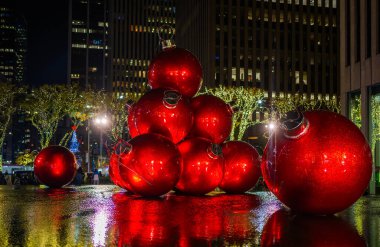 Midtown, Manhattan 'da Noel süslemeleri olan New York City. New York. New York 'ta yeni yıl. Manhattan, kışın şehir merkezinde. New York gece kış tatili