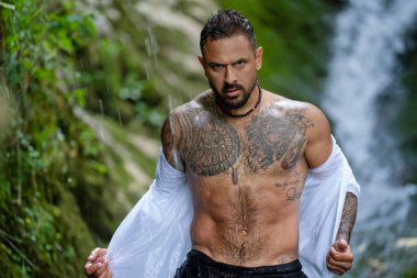 Üstsüz vücutlu yakışıklı bir adam. Kaslı gövde. Güçlü, vahşi adam. Yakışıklı seksi adamın portresi. Kaslı adam. Çıplak vücutlu, çıplak vücutlu, yakışıklı bir genç. Dışarıdaki seksi adam.