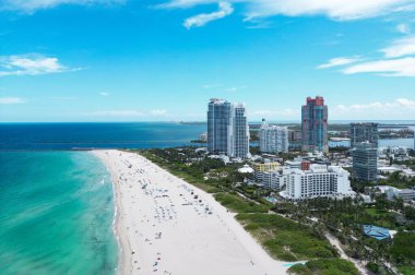 Miami şehir manzarası. Miami Sahili 'nin silueti tepeden. Miami sahil şeridi. Miami Beach Florida 'daki lüks dairelerin panoramik manzarası. Surfside Sahilinin Hava Görüntüsü