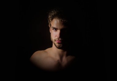 Kaslı üstsüz vücudu olan yakışıklı bir adam. Kaslı gövde. Güçlü, vahşi adam. Yakışıklı atletik adamın portresi. Kas modeli. Çıplak vücutlu, çıplak vücutlu, yakışıklı bir genç. Seksi adam.