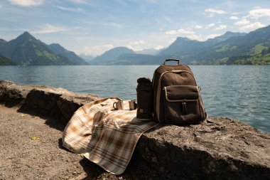 Dağlarda dolaş. Alps gölünde ve dağlarda turizm. Turizm konsepti. İsviçre 'nin doğasına yakın bir yerde yürüyüş yapmak. İsviçre manzarası. Kamp ve yürüyüş ekipmanları