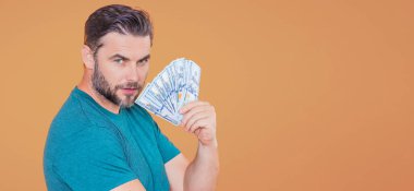 Başarılı adam para sayıyor. Yakışıklı orta yaşlı adam 100 dolarlık banknotları tutuyor. Elinde para tutan adam. Dolar nakiti olan bir iş adamı.