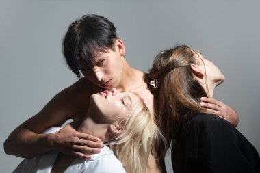 Poliyamory ve çok eşlilik. Üçlü erkek ve iki seksi kadın. Üçlü grup. Üç kişilik poliyamory. Üçlü 'nün romantik ilişkileri. Tutkulu bir üçlü. Bir grup seksi model.