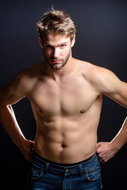 Moda erkek modeli. Üstsüz vücutlu yakışıklı bir adam. Kas modeli. Güçlü, vahşi adam. Yakışıklı spor modelinin portresi. Stüdyoda çıplak vücut pozu veren yakışıklı bir genç. Seksi erkek model.