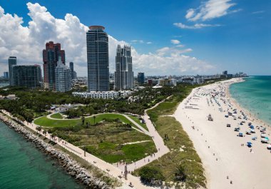 Miami plajı, okyanus gezisi yaz şehri. Miami Beach, South Beach, Florida, ABD. Kıyı şeridi, hava manzarası. Yüksek gökdelenlerin ve okyanusun havadan görünüşü, Miami Beach, Florida, ABD