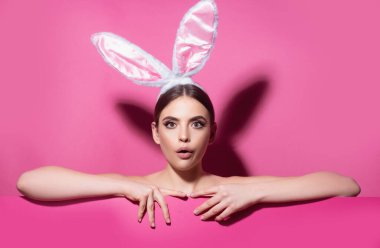 Paskalya tavşanı kadın. Tavşan kulağı takan genç bir kadının stüdyo fotoğrafı.