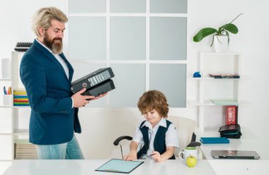İş ortakları, küçük çocuk işadamı ve onun eski akıl hocası. Pazarlama ekibi beyin fırtınası araştırması yapıyor. Takım çalışması ve iş dünyası aile takımı