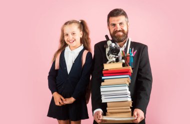 Küçük liseli kız ve elinde okul çantası olan bir öğretmen okula geri döndü. Stüdyoda boş bir yer var. Renkli bir geçmişi var. Okul için eğitici bir kavram