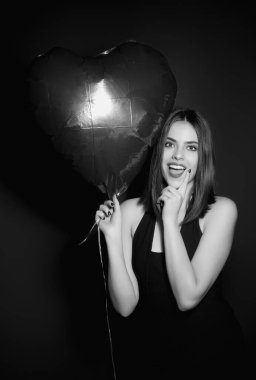 Sevgililer günü, aşk kalbi. Sevimli sevgililer günü kızının portresi. Güzel bir kadın sevgililer gününü kutlar. Aşık bir kadın. Sevgililer Günü partisindeki kadın. Aşkın sembolü. Valentine kartı.