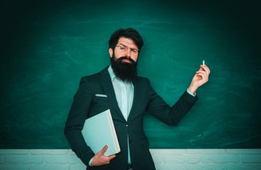 Öğretmen üniversite sınavlarına hazırlanıyor. Üniversitede sınavım var. Teşekkürler öğretmenim. Bilgi toplama günü. Okulda okuyan ciddi bir erkek öğrenci. Lise konsepti - kopyalama alanı