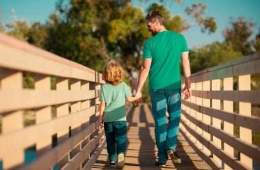 Baba ve Oğul 'un tahta köprüde yürüdüğünü görmek, Babalar Günü konsepti.