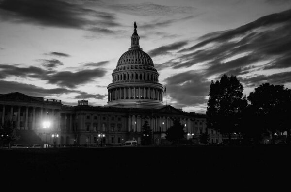 Капитолий демонстрирует демократию в США Вашингтон, здание Капитолия США. Верховный суд, памятник Вашингтону. Конгресс США. Капитолий символизирует США