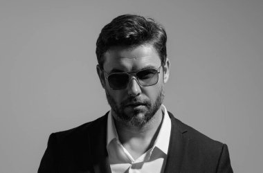 Takım elbiseli yakışıklı orta yaşlı bir adam stüdyo arka planında izole edilmiş. Takım elbiseli yakışıklı bir iş adamı. Başlık için afiş, kopyalama alanı. Web tasarımı için poster. Kişisel finans