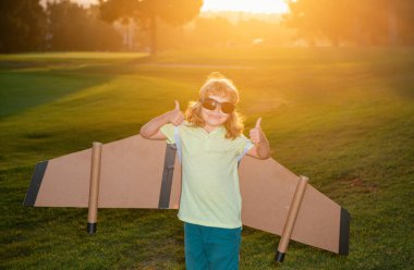 Çocuk gün batımında roket pilotu olmayı hayal ediyor. Hayal gücü ve motivasyon kavramı