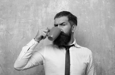 İyi sabahlar. İnsanlar bir fincan kahve içer. Sabah çayı. İyi sabahlar. Adam çay içiyor. Bir fincan kahveli hippi adam. Sakallı adam elinde bardak çayı, kahve içiyor. Uyan! Uyan! Sabah çayından sonra