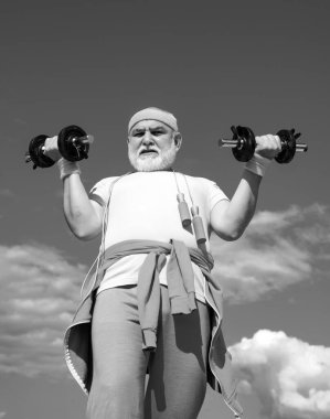 Yaz ve aktif tatiller. Dambılları kaldırıyorum. Dedem halterle egzersiz yapıyor. Son sınıf öğrencileri için spor