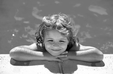 Yaz yüzme havuzunda bir çocuk. Çocuk dışarıda rahatla. Yaz tatili ve sağlıklı yaşam tarzı konsepti