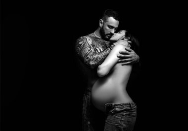 Şehvetli çift öpücüğü. Seni seviyorum. Aşık çift. Romantik ve aşk dolu. Samimi ilişki ve cinsel ilişki. Hamile bir kadın. Öpüşen ağızlar. Tutku ve şehvetli dokunuş