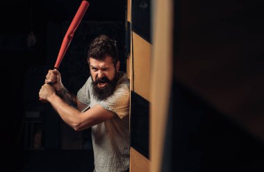 Öfkeli çete adamı yaşam tarzı, beysbol sopası tutan yakışıklı bir adam.