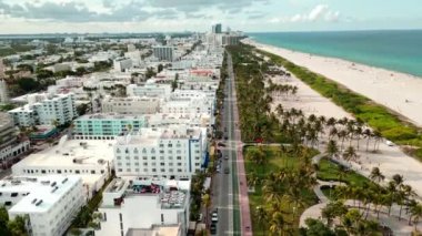 Miami Sahili 'nin havadan görünüşü, Güney Sahili. Miami Beach silueti. Miami şehir manzarası, hava manzarası. Miami kıyı şeridi, kıyı, okyanus kıyısı manzarası