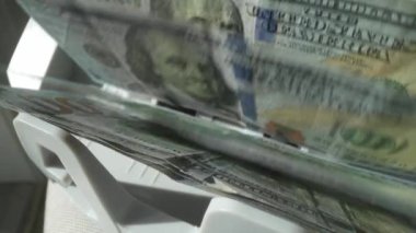 Para sayma makinesini kapat. 100 dolarlık banknotların banknotları. Para sayma makinesi, yatırım bankacılığı, nakit işlem konsepti. Maliye, para birimi ve kriz krizi