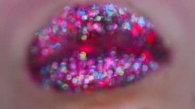 Makro dudaklar. Profesyonel makyaj. Dudaklarında ruj izi olan kadın ağzı. Güzellik ve makyaj. Dudaklar için kozmetik ürünlerini kapat. Makyaj, ruj sürme, dudak parlatıcısı. Güzel dudak.