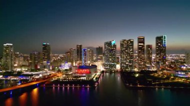 Kentsel gökdelenleri olan Miami şehri hava manzaralı gökyüzü manzaralı bir gece manzarası. Gece Miami şehri. Alacakaranlıkta Miami Plajı 'nda gökdelenler. Miami Skyline 'ın İHA gece görüntüsü