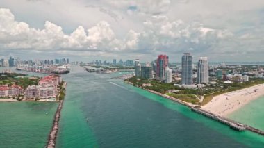 Kentsel gökdelenleri olan Miami şehri gökyüzü manzaralı bir gökyüzü. Miami City, Florida gökdelenleri olan gökyüzü manzarası. Miami Plajı 'ndaki gökdelenler. Miami Skyline