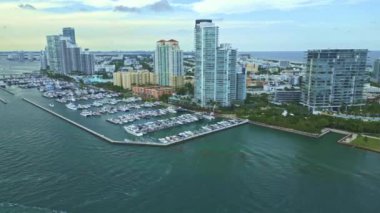 Miami Skyline hava görüntüsü. Gökdelenleri olan Miami şehri gökyüzü manzarası. Miami Peyzaj Skyline. Gökdelenler ve limanlar. Miami rıhtımı marinayla dolu.