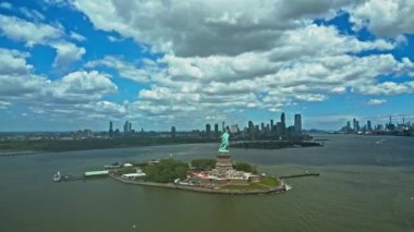 New York City, New York 'ta panoramik hava manzaralı Özgürlük Heykeli. New York Panorama üzerinde Özgürlük Anıtı. Özgürlük Anıtı 'yla New York şehrinin silüeti. Özgürlük Heykeli ve Manhattan