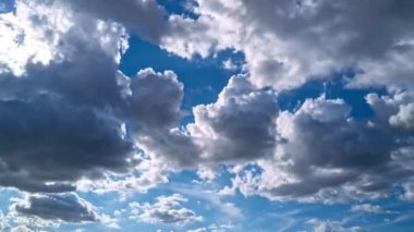 Gökyüzü zaman atlaması. Cumulonimbus bulut hareketi. Hareket eden bulutlar ve güneş. 4K zaman aşımı. Bulutlu gökyüzü. Bulutlu bulutlu zaman atlaması. Mavi gökyüzü zaman aşımı. Mavi gökyüzü ile doğa havası
