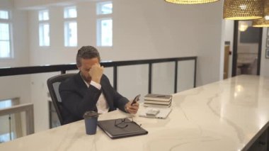 İş adamının telefonda konuştuğu videoyu hızlandır. Çalışanların telefonda konuştuğu hiperuzay. Telefon görüşmesi. Telefon kullanan bir iş adamı. CEO akıllı telefondan sohbet ediyor. İş konuşması