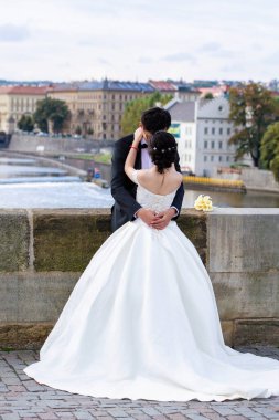 Asyalı bir çift, gelin ve damat dışarıda. Birbirine aşık çiftler, evlilik töreni ve etkinlik. Kutlama düğünü. Genç gelin ve damat çiftleri. Şehvetli Düğün Çifti