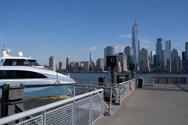 New York, Birleşik Devletler. Manhattan 'ın ortasındaki New York şehrinin gökyüzü manzarası. ABD, New York, New York, Manhattan. Amerikan büyük şehri. Aşağı Manhattan silueti