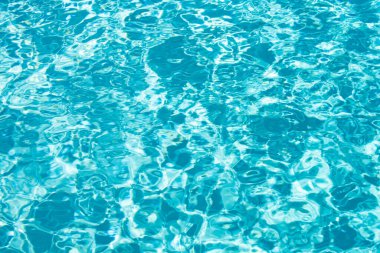 Yüzme havuzunda yırtık su. Mavi yüzme havuzunun yüzeyi, suyun arka planı
