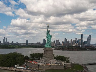 New York şehir manzarasının üzerindeki Özgürlük Anıtı 'nı. ABD 'nin sembolü. Özgürlük heykeliyle New York şehri silueti. Özgürlük Heykeli ve Manhattan. NYC 'nin sembolü