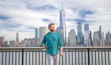 Spor adamı New York 'ta antrenman yapıyor. Erkek sporcu kardiyo sağlığı için antrenman yapıyor. Spor salonu açık havada. Adam dışarıda çalışıyor. Adam New York 'ta parkta aktif yaşam tarzını seviyor.