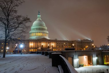 Washington DC 'de gece vakti kar yağıyor. Capitol Binası, gece yarısı. Washington Şehir Meclisi. Birleşik Devletler Başkenti. ABD simgesi. Yargıtay. Washington D.C. Gece Washington Şehri