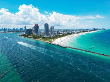 South Pointe Parkı 'nın havadan görünüşü. Miami Plajı. Florida mı? ABD. Miami sahilinde yaz tatili. Miami şehrinin havadan panoramik manzarası, binalar, marina, yatlar ve lüks daireler.