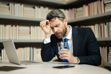 Baş ağrısı ilaçları ilaç konsepti. Cephalalji ve migren. Sinüs ağrısı, gerilim ya da küme baş ağrısı olan bir adam. Baş ağrısı, migren belirtileri. Kronik baş ağrıları. Baş ağrısı tetikleyiciler