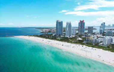 Miami Güney Sahili. Miami Beach, Florida 'nın insansız hava aracı görüntüsü. Florida 'da lüks daireleri ve su yolu olan Miami Plajı. Gökdelenli Miami Plajı 'nın havadan görünüşü