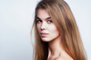 Genç kadın modelin yüzü. Seksi kadın yüzünü kapat. Şehvetli bir kadının güzel yüzü. Seksi modelin portresi. Şehvetli kadın yüzü. Güzel bir kızın yakın plan portresi. Vogue bakışı. Moda kızı portresi